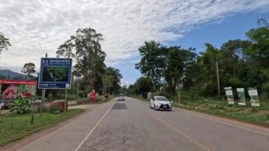 Kırsal bir yolda huzurlu bir yolculuk..