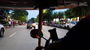 Hareket eden bir tuk-tuk 'tan sokak manzarası