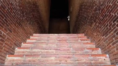 Tapınak sunağına çıkan tuğla merdivenler.