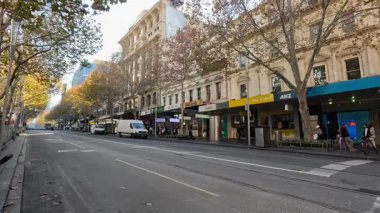 Yayalar ve araçlarla dolu bir cadde.