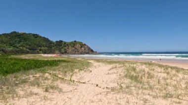 Sahilde yürüyen insanların bakış açıları değişiyor.