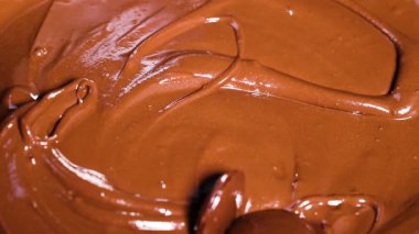 Çikolata diskleri eriyip sıvıya dönüşüyor.