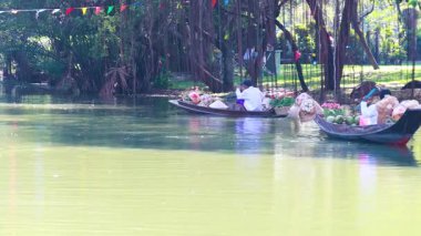 Bangkok 'un yüzen pazarında huzurlu bir yolculuk