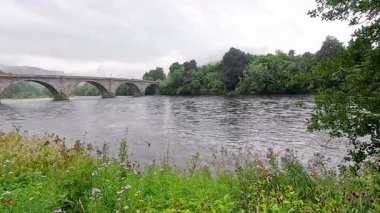 Tarihi köprüsü olan huzurlu bir nehir manzarası
