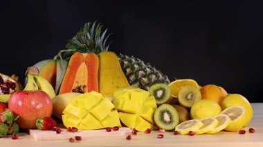 Çeşitli taze meyvelerden oluşan canlı bir karışım.