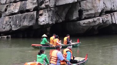 Turistler Ninh Binh 'de tekne turunun keyfini çıkarıyorlar.