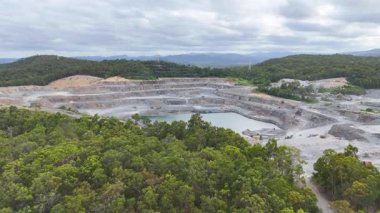 İnsansız hava aracı yemyeşil madenlerle çevrili taş ocağını yakaladı.