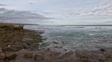 Dalgalar kaya havuzlarının ve akıntıların üzerine düşüyor.