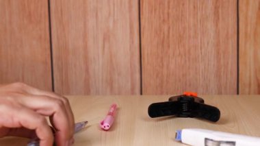 Eller tahta masadaki nesneleri manipüle eder.