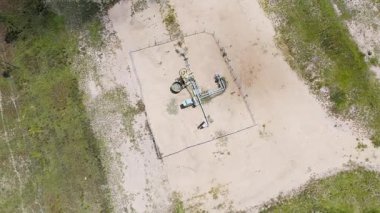 Yeraltı gaz tesisinin dönen hava görüntüsü