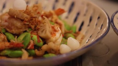 Lezzetli deniz ürünleri ve güzel tabaklar.