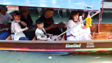 Turistler Bangkok 'ta tekne turunun keyfini çıkarıyorlar