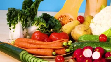 Mavi arka planda çeşitli sebzeler.