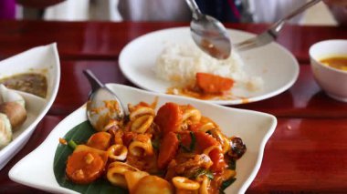 Lezzetli Tayland yemekleri servis ediliyor.