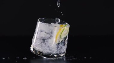 Limonlu bardağa soda döküldü.