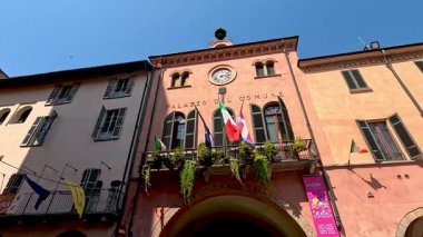 Alba Katedrali ve çevresindeki binaların manzarası