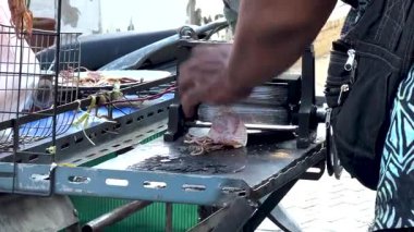 Tedarikçi mürekkep balığını elle çalıştırır