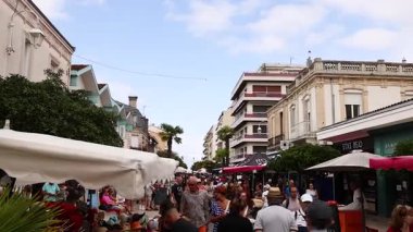 Kalabalık piyasa sahnesi ve hareketli sokak aktiviteleri