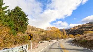 Wanaka 'nın güzel sonbahar manzarasında 40 saniyelik bir gezinti, dolambaçlı yollar, canlı yeşillikler ve geniş gökyüzü.
