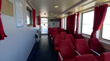 Bir teknede boş yolcu oturma alanı