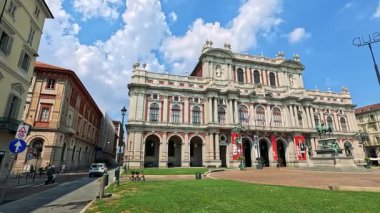 Büyük tarihi bir binanın panoramik manzarası