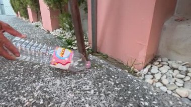 Yılanı güvenli bir şekilde yakalamak için plastik şişe kullanmak..