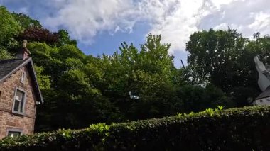 Yeşilliklerle çevrili tarihi bina