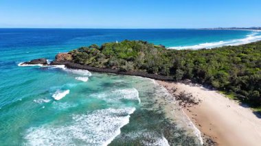 Dalgalar altıgen volkanik kaya oluşumlarına çarpar.