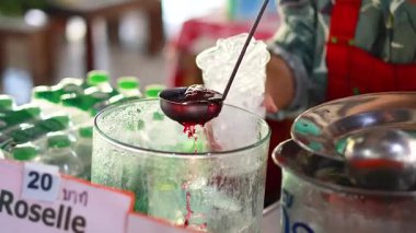 Tedarikçi, buzlu Roselle içeceği servis ediyor.