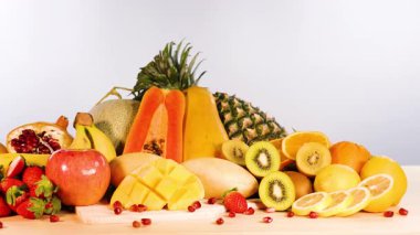 Beyaz arkaplanda sıralanmış çeşitli meyveler