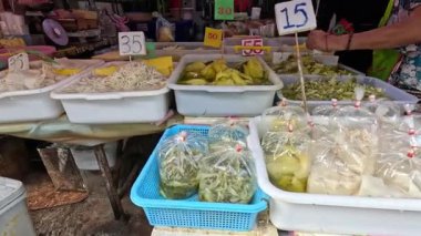 Markette çeşitli meyve ve sebzeler satılıyor.