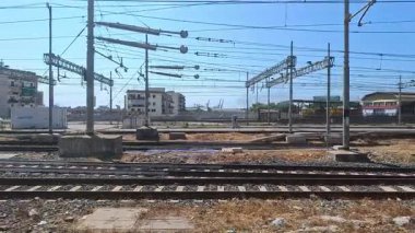Tren İtalya 'nın Torino kentindeki demiryolundan geçiyor.