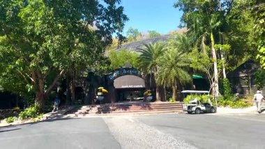 Golf arabaları hayvanat bahçesi girişine doğru gidiyor.