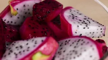 Canlı ejderha meyve dilimlerine yakın çekim