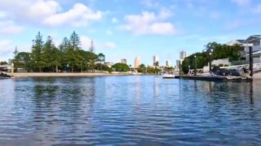 Gold Coast su yollarında rahatlatıcı bir yolculuk.