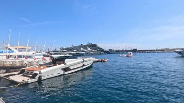 Yatlar ve tekneler Monte Carlo limanına yanaştı.