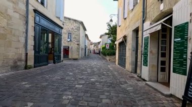 Bir kaldırım taşı caddesi boyunca sessiz bir yürüyüş