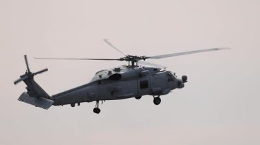 Bir askeri helikopter Avustralya 'nın Geelong kentindeki Avalon Hava Gösterisi' nde açık bir gökyüzüne karşı dinamik hava manevraları gerçekleştiriyor.