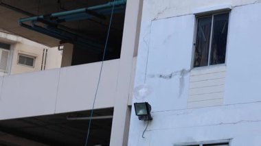 Bir binanın pervazında uçuşan plastik torba.