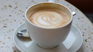 Kahve fincanındaki latte sanatının yakın çekimi.