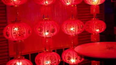 Kırmızı fenerler Phuket restoranında sıcak, şenlikli bir atmosfer yaratır. Yumuşak ışıklandırma geleneksel dekorasyonu ve davetkar ambiyansı geliştirir.