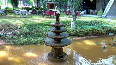 Çeşme yemyeşil ve durgun sularda