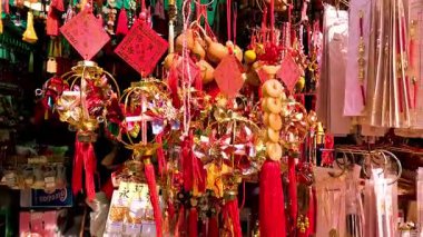 Hareketli bir pazarda sergilenen renkli süsler