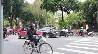 Şehir kavşağında gezinen araçlar ve yayalar