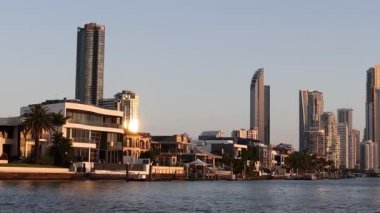 Şehir siluetinin ardında gün batımının hızlandırılması