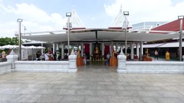 Keşişler ve ziyaretçiler, aydınlık gün ışığında Bangkok Şehir Sütun Tapınağı 'nda kültürel ve ruhsal aktivitelerini sergilemek üzere toplandılar.