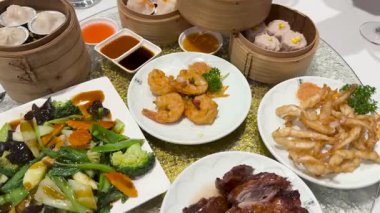 Tembel Susan 'ın üzerinde canlı bir Çin yemeği, karides ve kızarmış ördek.