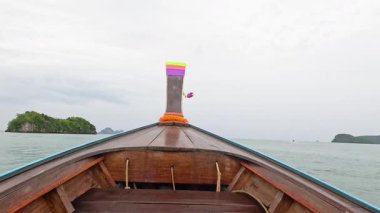 Tekne okyanus boyunca uzak adalara doğru yol alır.