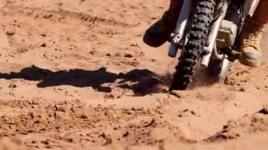 Coonabarabran 'daki kumlu arazide motosiklet gezintisi