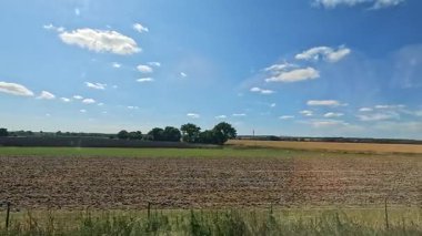 Açık mavi gökyüzünün altında geniş alanlar